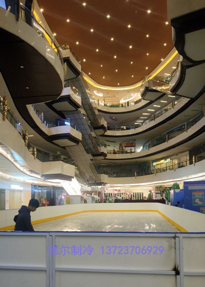 工作(zuò)人員在維護冰麵