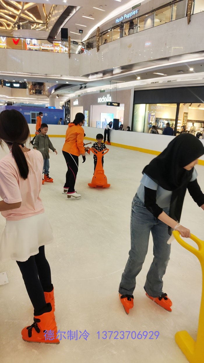 兒童們在大(dà)人陪伴下滑冰